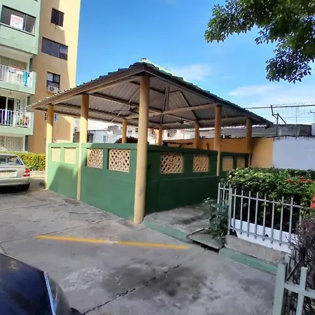 El Bendecido. Amplio Apartamento Entero Con Excelente Ubicacion Y Parqueadero Privado Gratis Las 24 Horas. Apartment