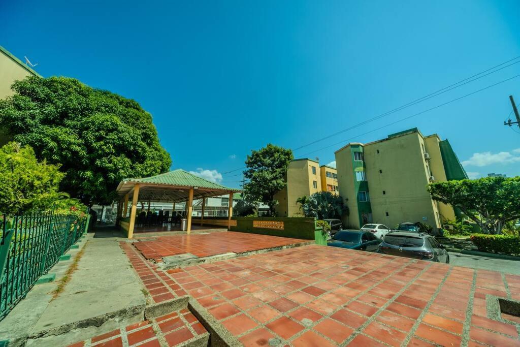 Apartment El Bendecido. Amplio Apartamento Entero Con Excelente Ubicacion Y Parqueadero Privado Gratis Las 24 Horas.