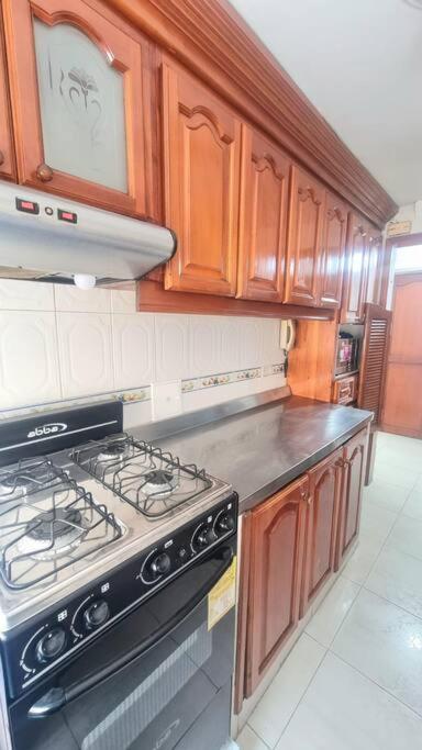 El Bendecido. Amplio Apartamento Entero Con Excelente Ubicacion Y Parqueadero Privado Gratis Las 24 Horas. Apartment