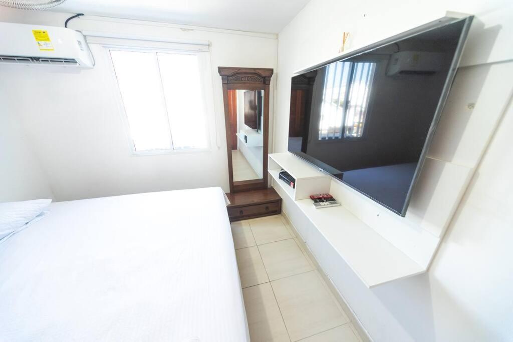Apartment El Bendecido. Amplio Apartamento Entero Con Excelente Ubicacion Y Parqueadero Privado Gratis Las 24 Horas. Cartagena