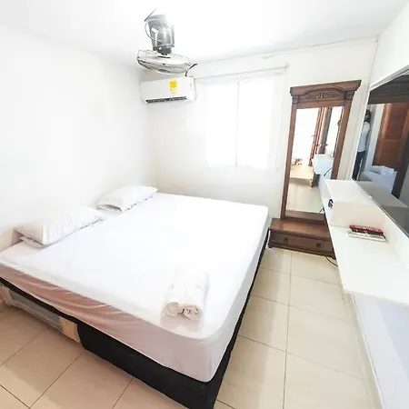 Apartamento El Bendecido. Amplio Apartamento Entero Con Excelente Ubicacion Y Parqueadero Privado Gratis Las 24 Horas. Cartagena