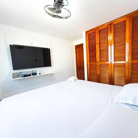 El Bendecido. Amplio Apartamento Entero Con Excelente Ubicacion Y Parqueadero Privado Gratis Las 24 Horas. Apartamento Cartagena