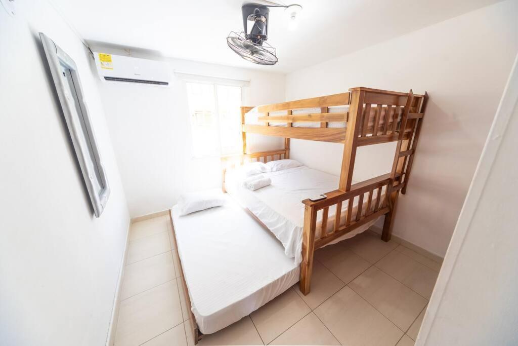 Apartamento El Bendecido. Amplio Apartamento Entero Con Excelente Ubicacion Y Parqueadero Privado Gratis Las 24 Horas. *