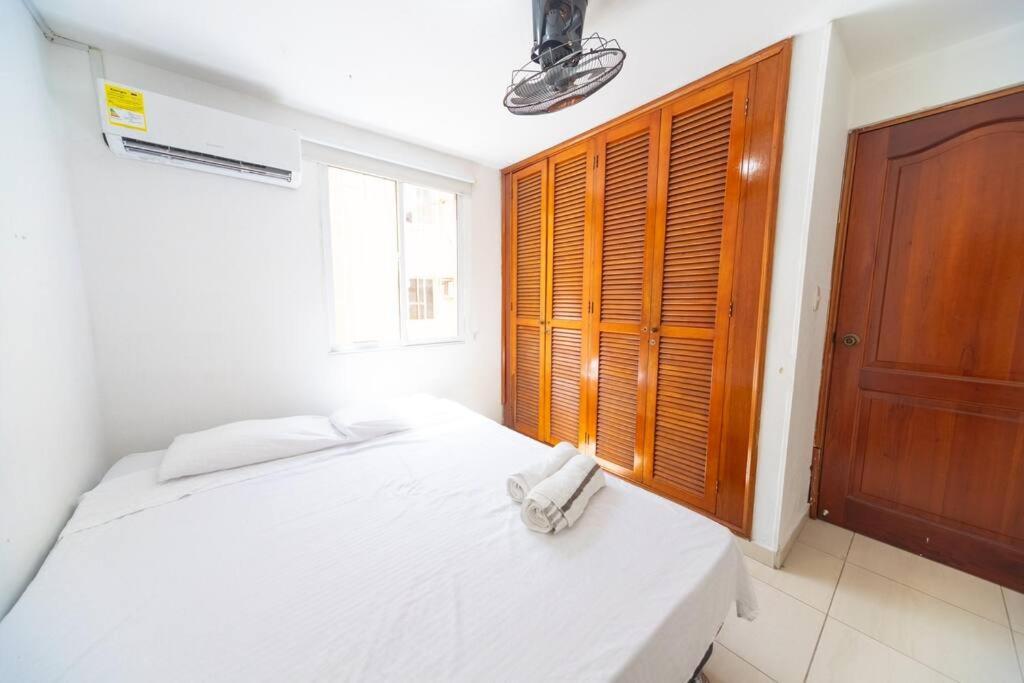 El Bendecido. Amplio Apartamento Entero Con Excelente Ubicacion Y Parqueadero Privado Gratis Las 24 Horas. Cartagena