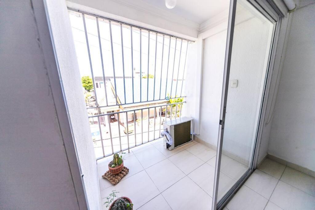 El Bendecido. Amplio Apartamento Entero Con Excelente Ubicacion Y Parqueadero Privado Gratis Las 24 Horas. Apartamento *