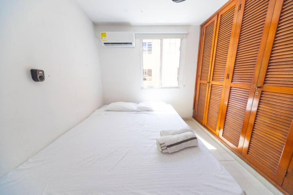 Apartamento El Bendecido. Amplio Apartamento Entero Con Excelente Ubicacion Y Parqueadero Privado Gratis Las 24 Horas. Cartagena
