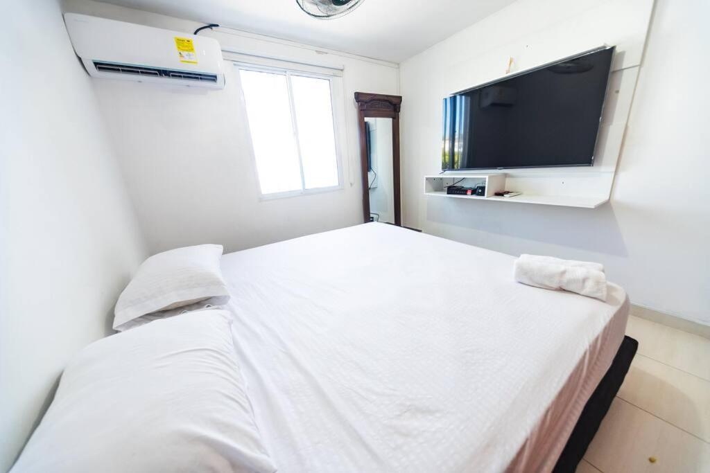 Apartamento El Bendecido. Amplio Apartamento Entero Con Excelente Ubicacion Y Parqueadero Privado Gratis Las 24 Horas. *