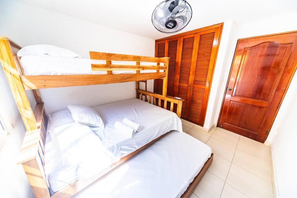 El Bendecido. Amplio Apartamento Entero Con Excelente Ubicacion Y Parqueadero Privado Gratis Las 24 Horas. Apartamento *