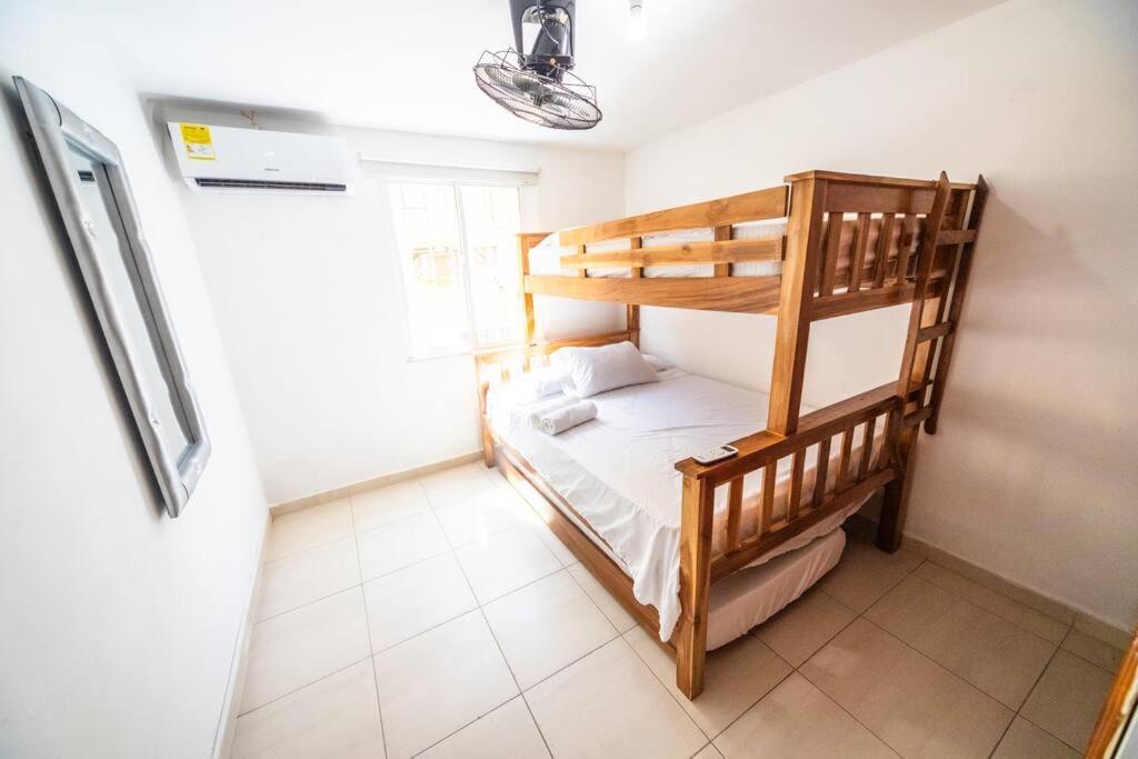 Apartamento El Bendecido. Amplio Apartamento Entero Con Excelente Ubicacion Y Parqueadero Privado Gratis Las 24 Horas. *