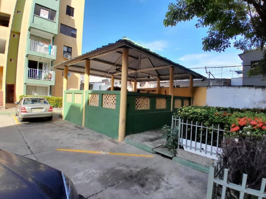 El Bendecido. Amplio Apartamento Entero Con Excelente Ubicacion Y Parqueadero Privado Gratis Las 24 Horas. Apartamento